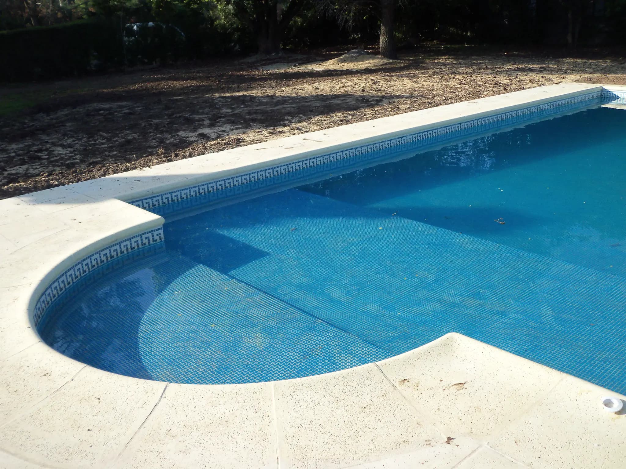 Pileta con solado húmedo