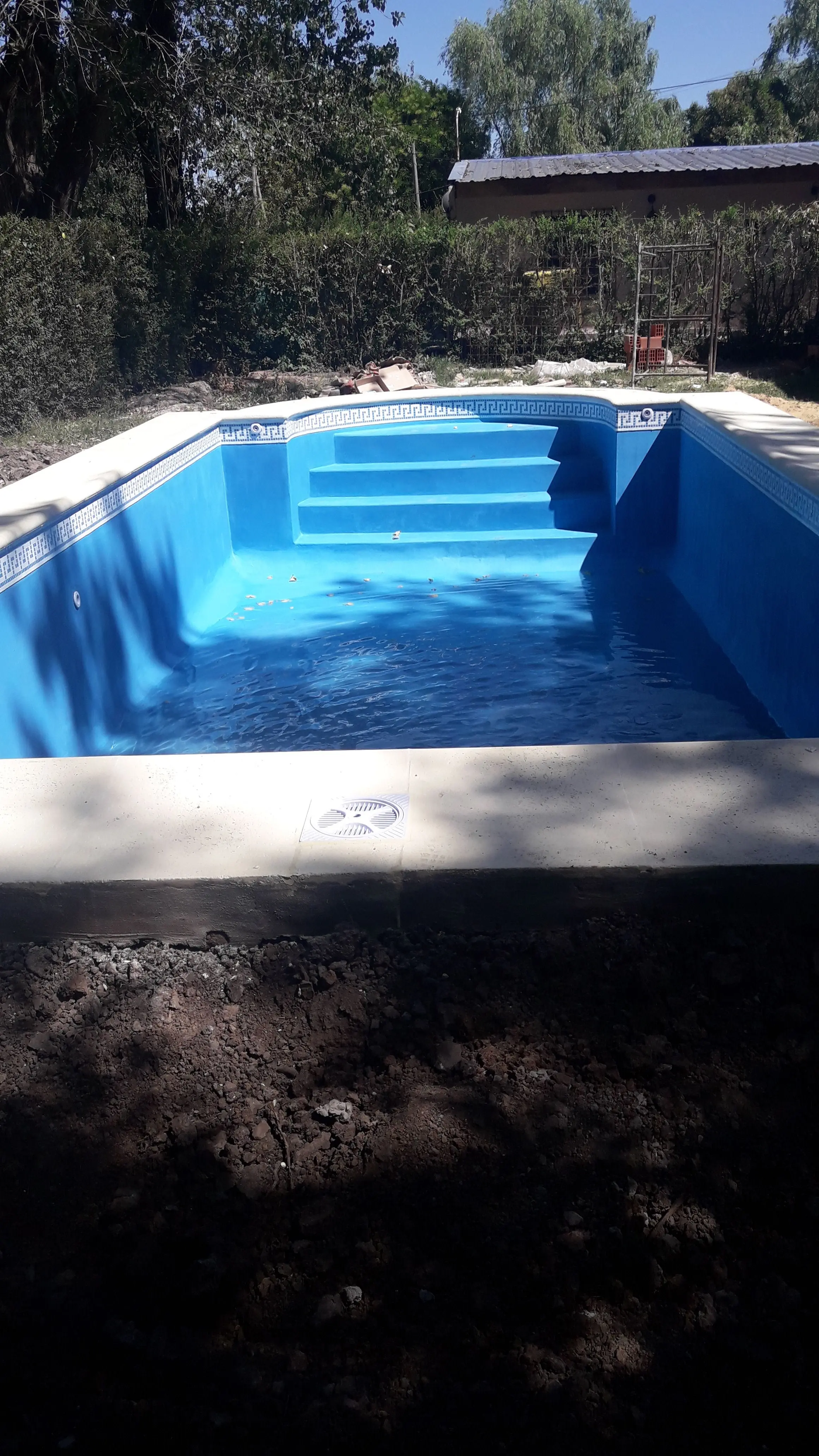 Pileta con deck de madera