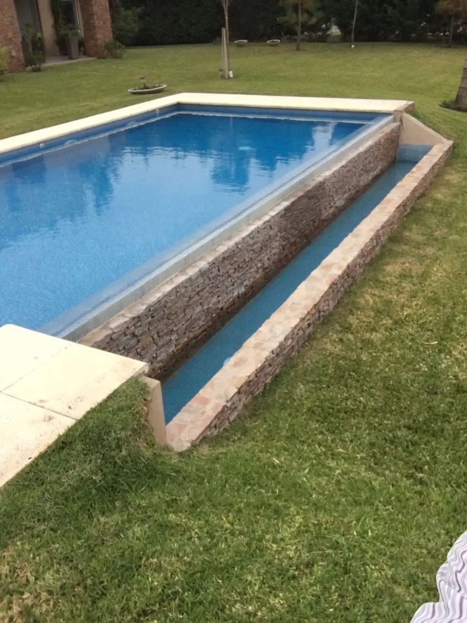 Pileta con área de juegos