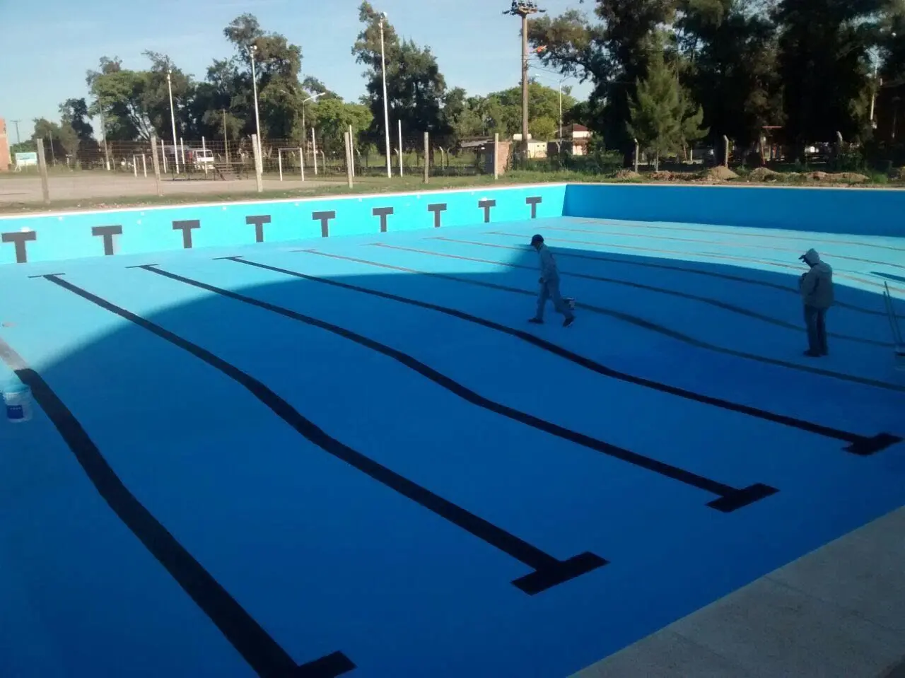 Vista nocturna de la pileta